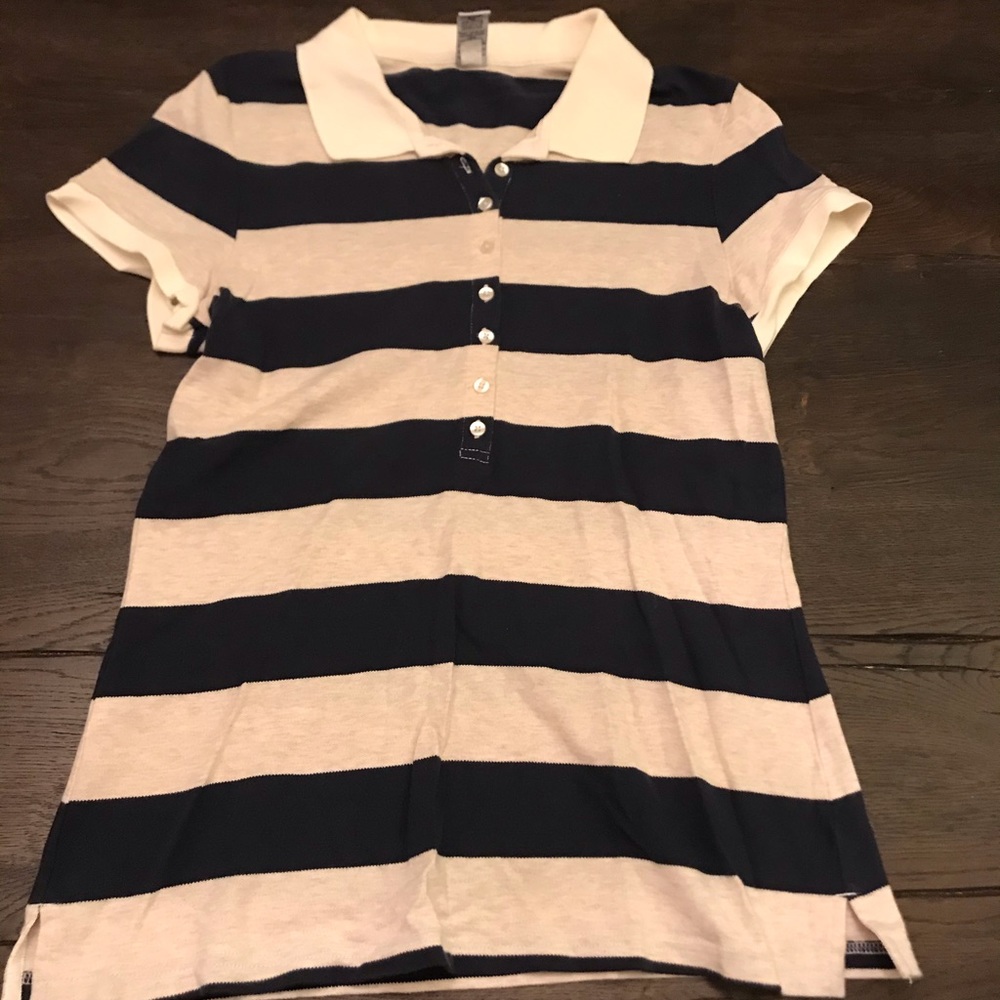 Gap Women’s short sleeve shirt with collar